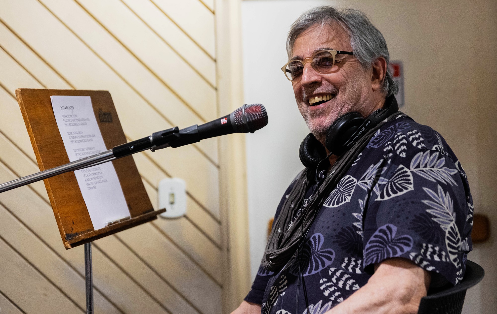'Sambadouro' de Ivan Lins chega como razoável abre-alas de álbum em que o artista rebobina sambas da discografia