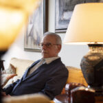 Apaixonado pelo piano, embaixador que dedicou 75 anos à música já não pode mais tocar