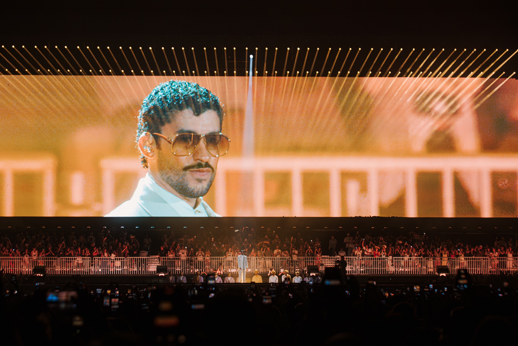 Bad Bunny fala português, veste camisa do Brasil e faz Bad Bunny fala português, veste camisa do Brasil e faz baile nostálgico na estreia no país