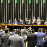 Cúpula do Congresso ameaça votar pena menor a Bolsonaro por CPI do Master, diz jornal