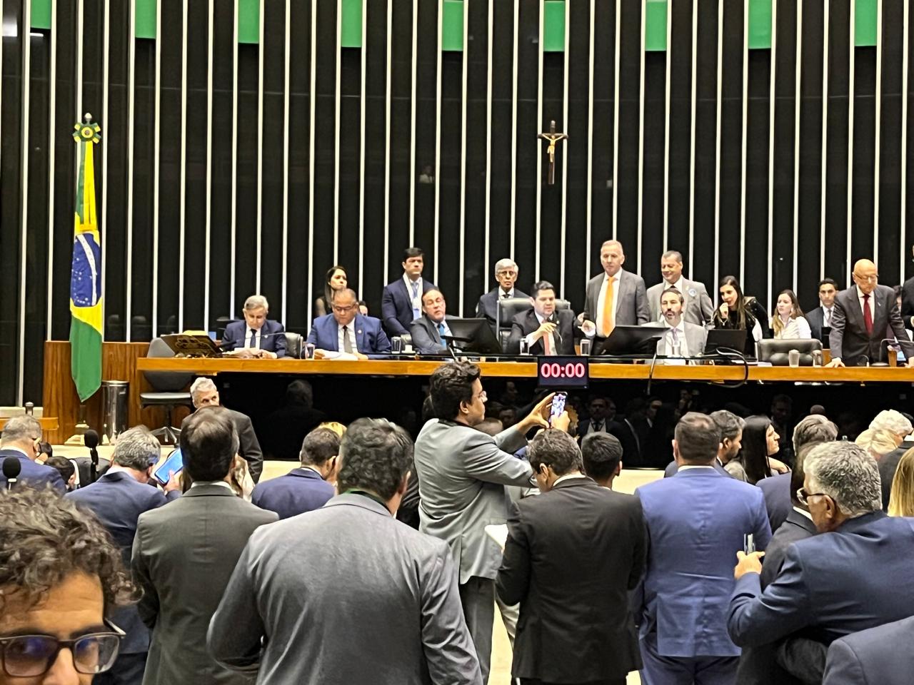 Cúpula do Congresso ameaça votar pena menor a Bolsonaro por CPI do Master, diz jornal