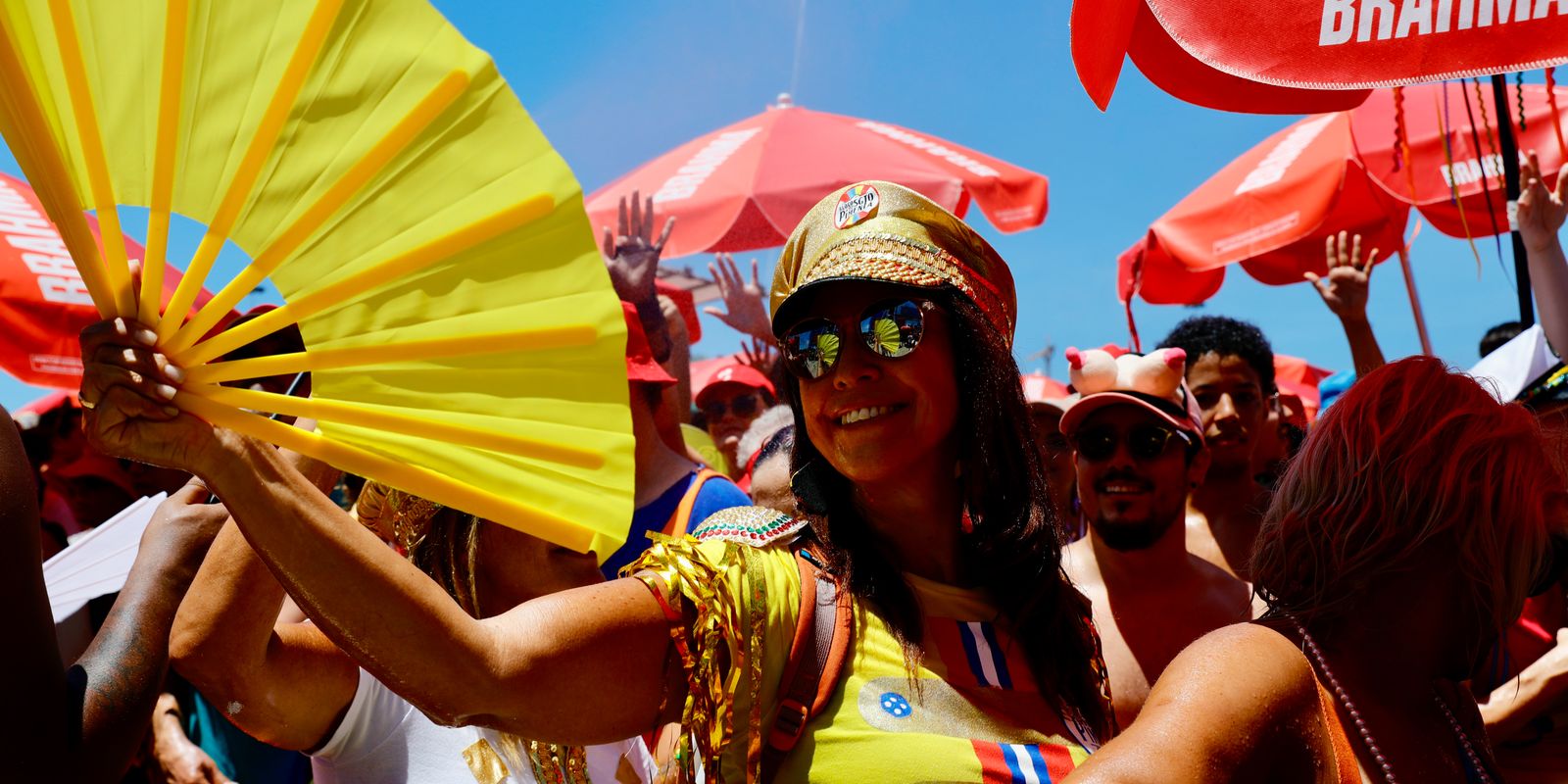 De samba a Beatles, 46 blocos agitam o Carnaval no Rio nesta segunda