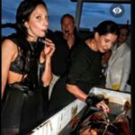 É #FAKE que foto mostre Lady Gaga comendo carne humana em ilha de Epstein; registro exibe interação da cantora com obra de arte