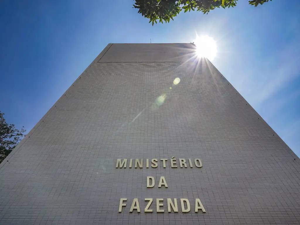 Fazenda reduz projeção para o crescimento do PIB de 2,4% Fazenda reduz projeção para o crescimento do PIB de 2,4% para 2,3% em 2026