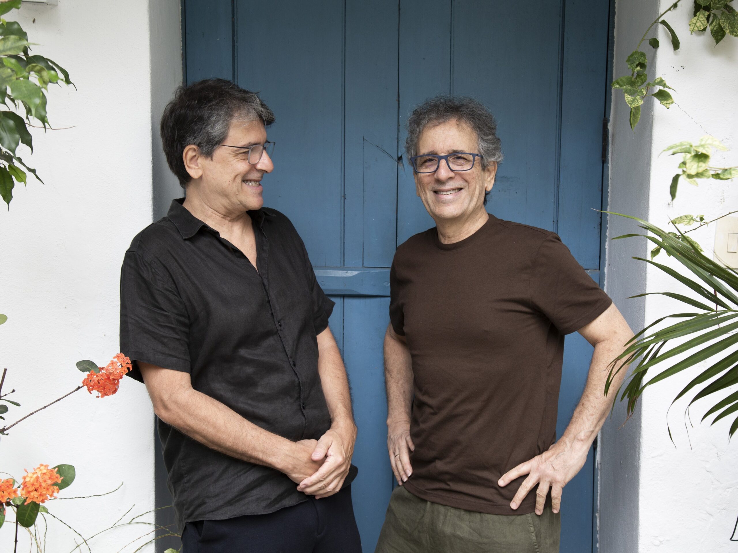 Irmãos Chico e Mario Adnet solidificam a parceria em 'Falso antigo', álbum que chegará em março com as vozes de Roberta Sá, Mosquito e Pedro Miranda