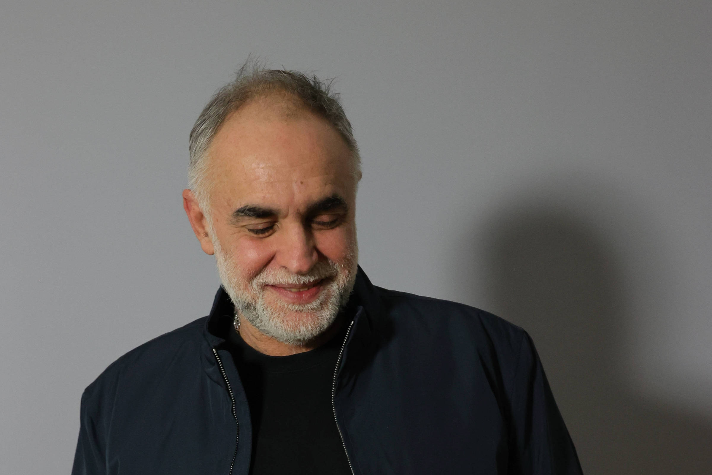 Karim Aïnouz filma patriarcado ressentido e vê tesão de cinema em 'O Agente Secreto'