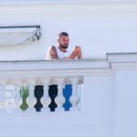 Ricky Martin aparece na sacada de hotel e filma bloco de carnaval