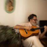 Romulo Fróes arrasta dores na marcha lenta de 'Boneca russa', álbum sobre o renascer das cinzas após a folia do amor