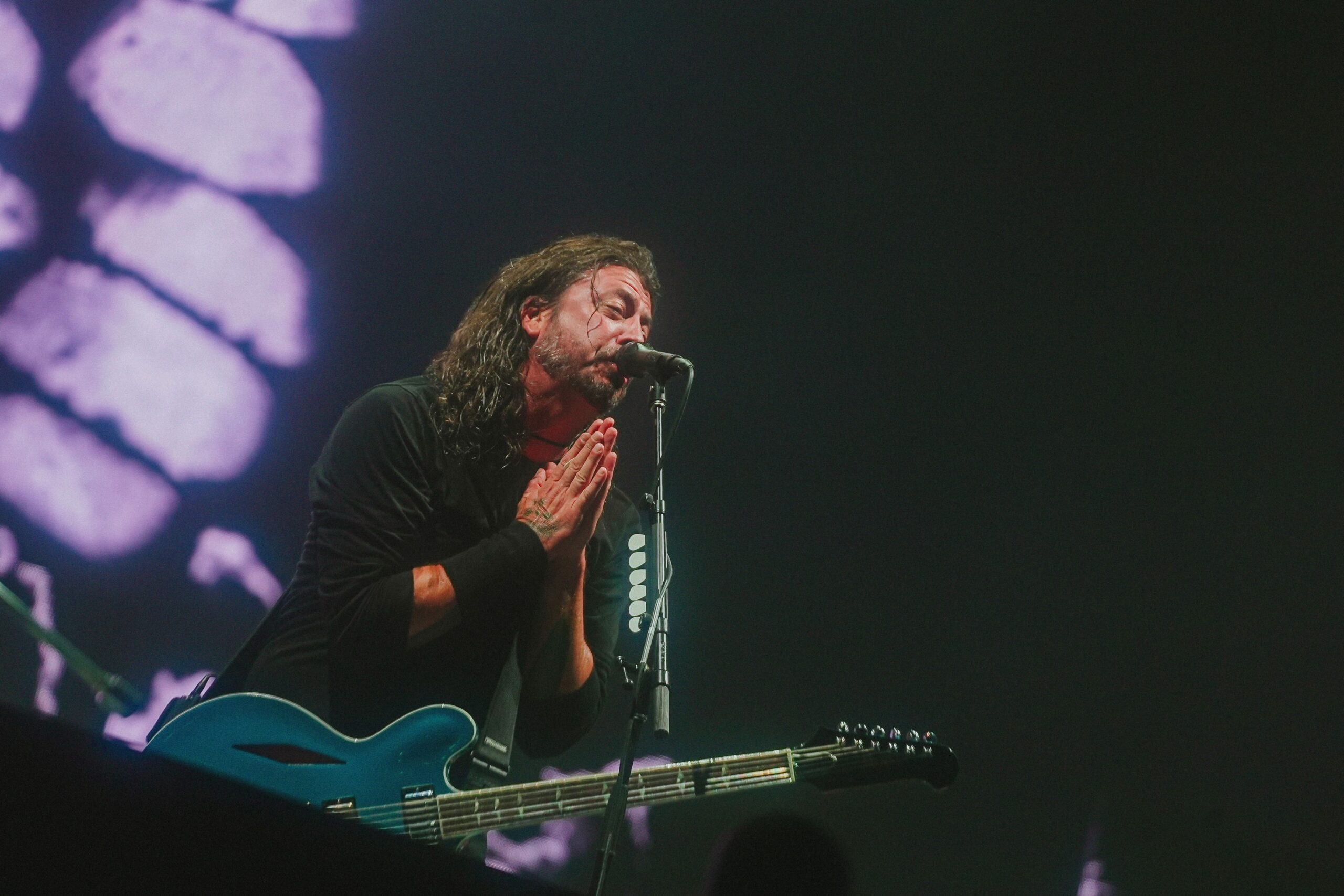 Roqueiros de volta: Foo Fighters retrocede com música imatura e Roqueiros de volta: Foo Fighters retrocede com música imatura e U2 mostra fôlego com EP político