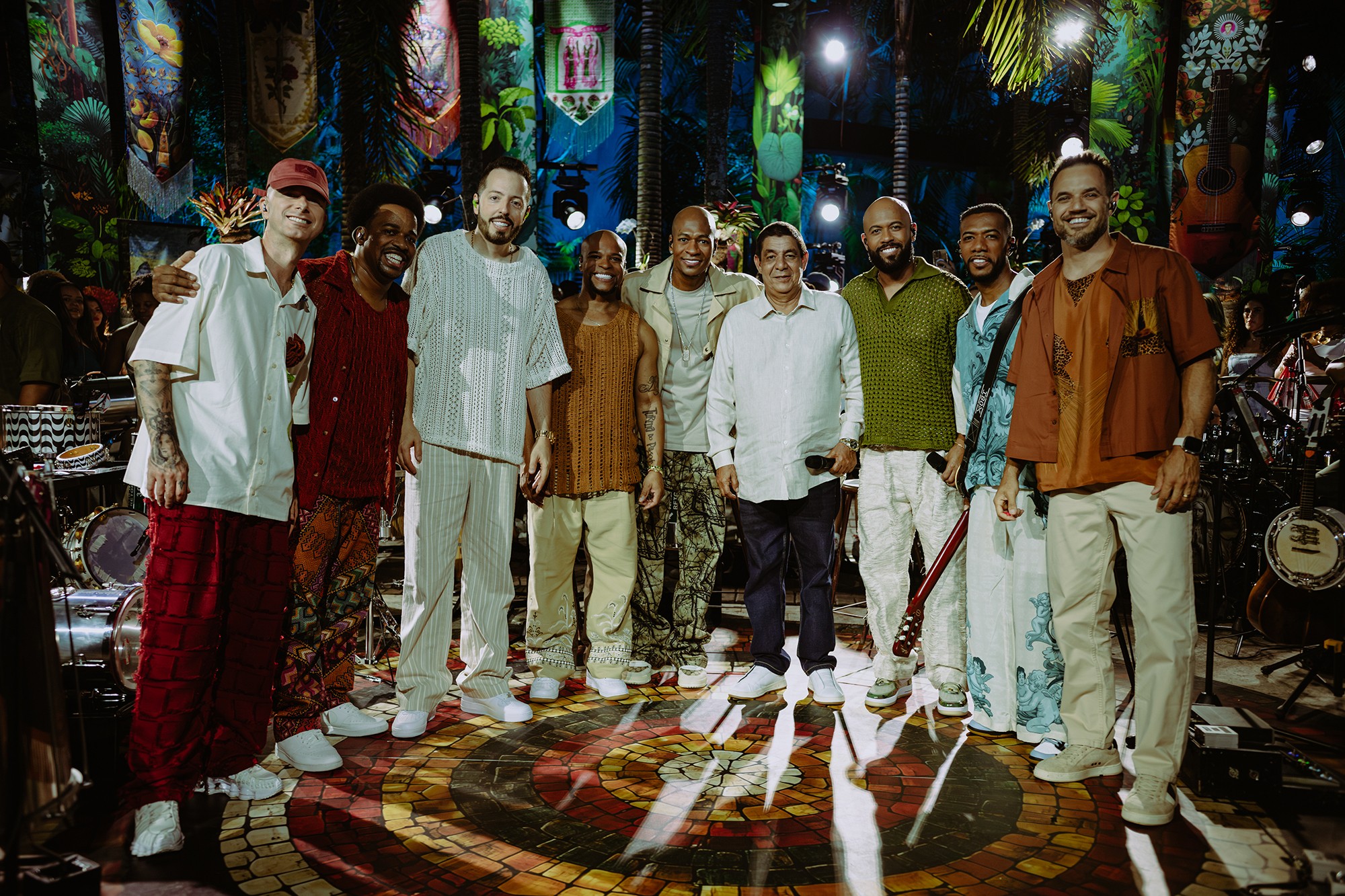 Turma do Pagode canta o repertório de Zeca Pagodinho em álbum com o calor e a espontaneidade das rodas de samba