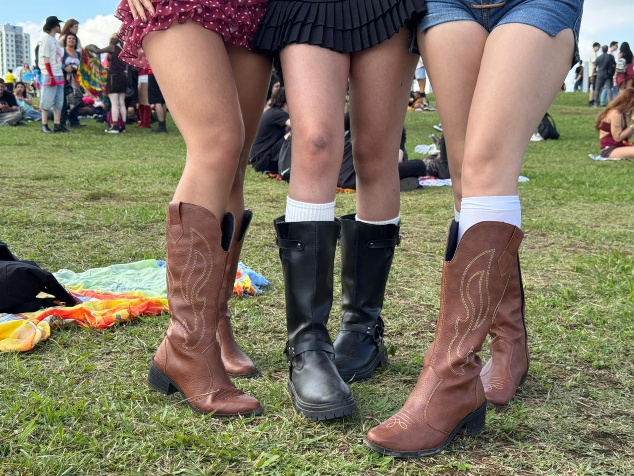 'Lamapalooza': bota cowboy vira tendência no 1º dia de festival e ajuda fãs a enfrentar lama após chuva em SP