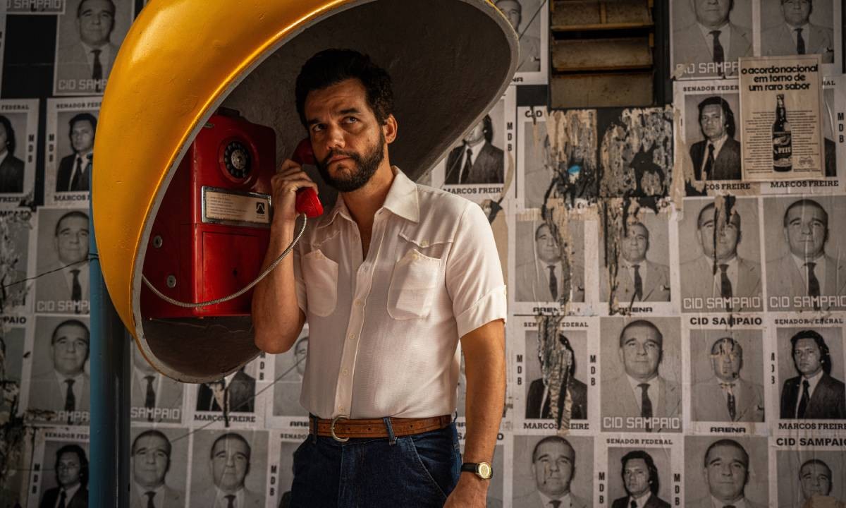 A história por trás da clássica foto de Wagner Moura A história por trás da clássica foto de Wagner Moura no orelhão no set de 'O Agente Secreto'