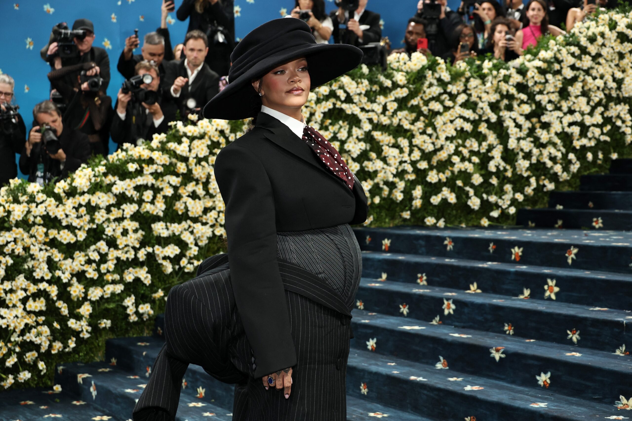 Casa de Rihanna em Beverly Hills é alvo de disparos; suspeita é detida, diz site