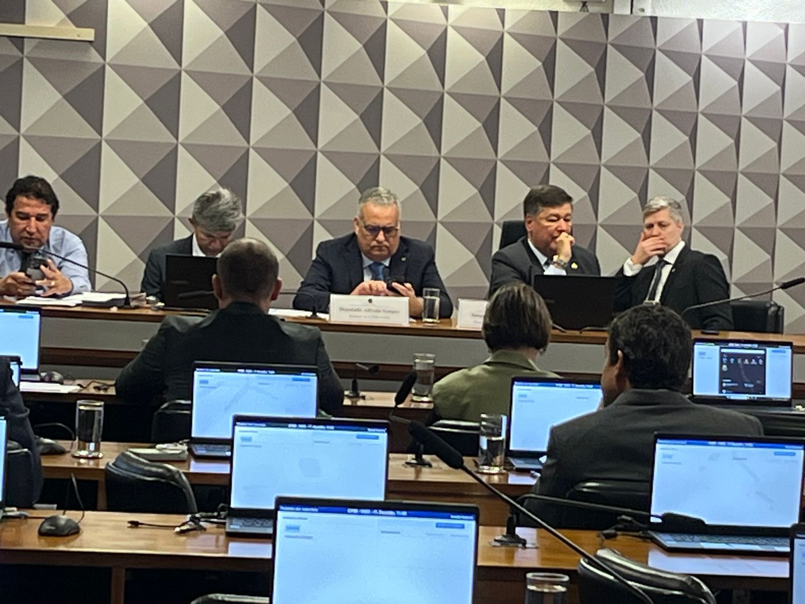 Com alvo em Lulinha, CPMI do INSS marca apresentação de relatório para quarta (25)