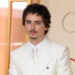 É #FAKE que Timothée Chalamet caiu no tapete vermelho do Oscar; foto mostra queda de intruso no Festival de Cannes de 2011