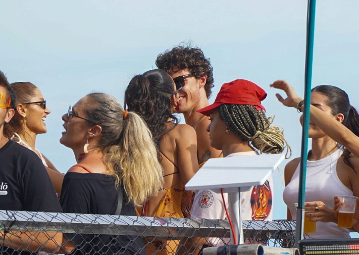 Flagra ou invasão de privacidade? Fotos de Marquezine e Shawn Flagra ou invasão de privacidade? Fotos de Marquezine e Shawn dentro de casa levantam debate
