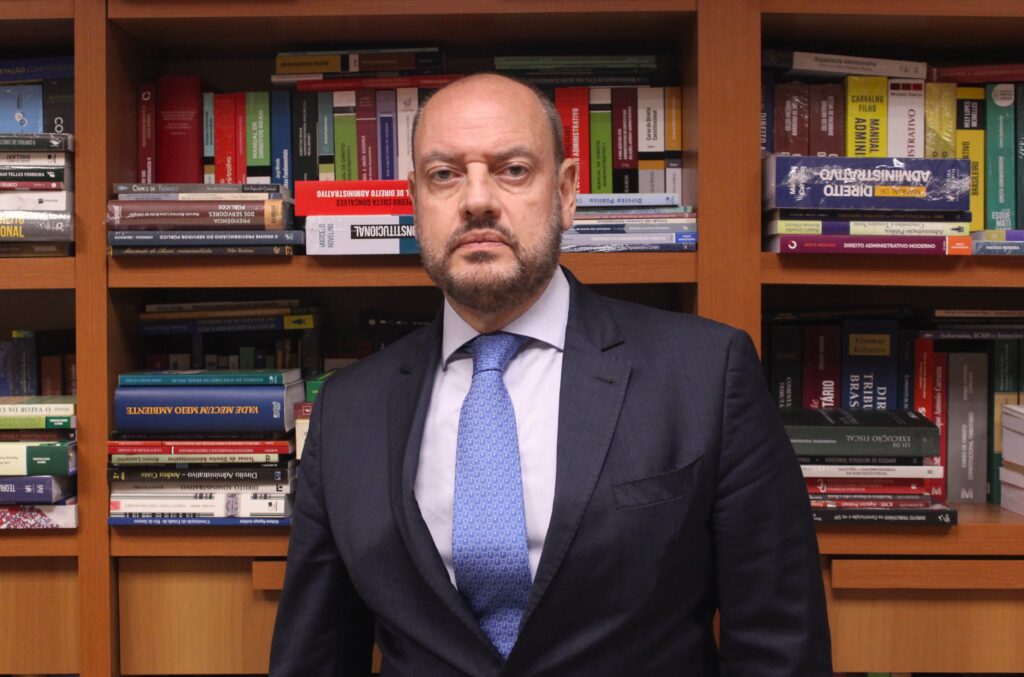 Governador interino do RJ exonera policiais civis do alto escalão Governador interino do RJ exonera policiais civis do alto escalão e aliados de Castro