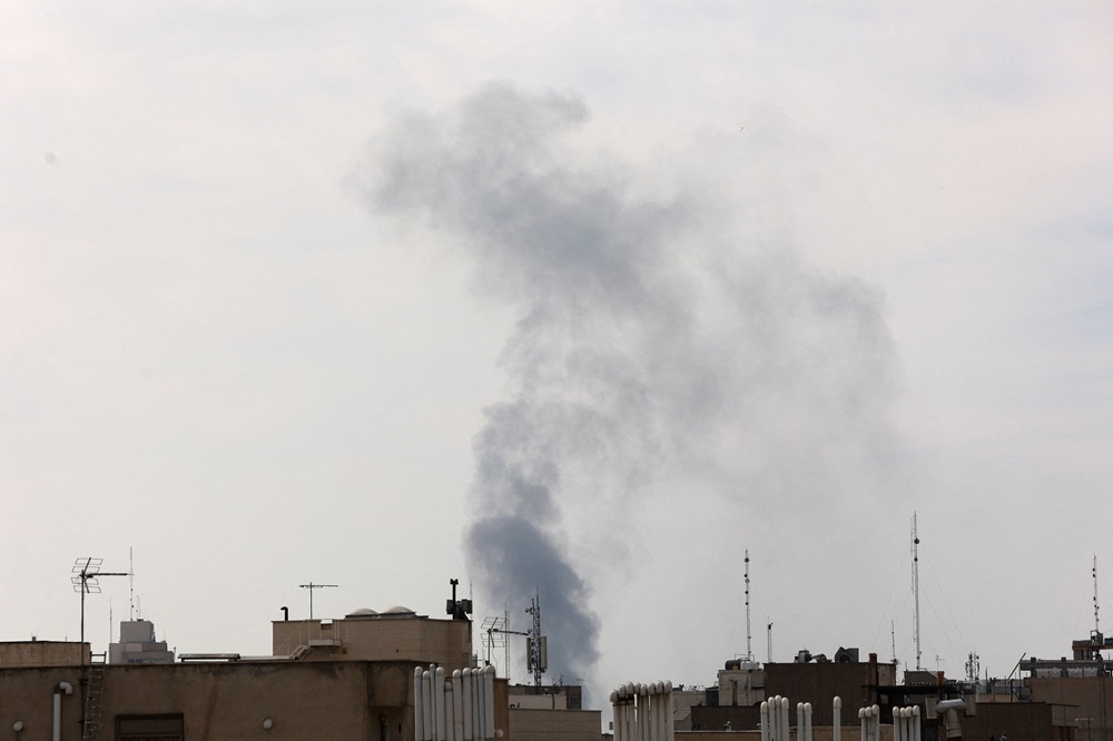 Israel amplia ataques ao Irã, que se movimenta para nomear novo líder supremo