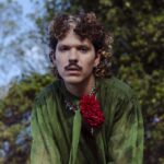 Jáder alarga eixo estético e transita por funk e pagode, entre ritmos do Nordeste, no álbum 'Deixa o mundo acabar'