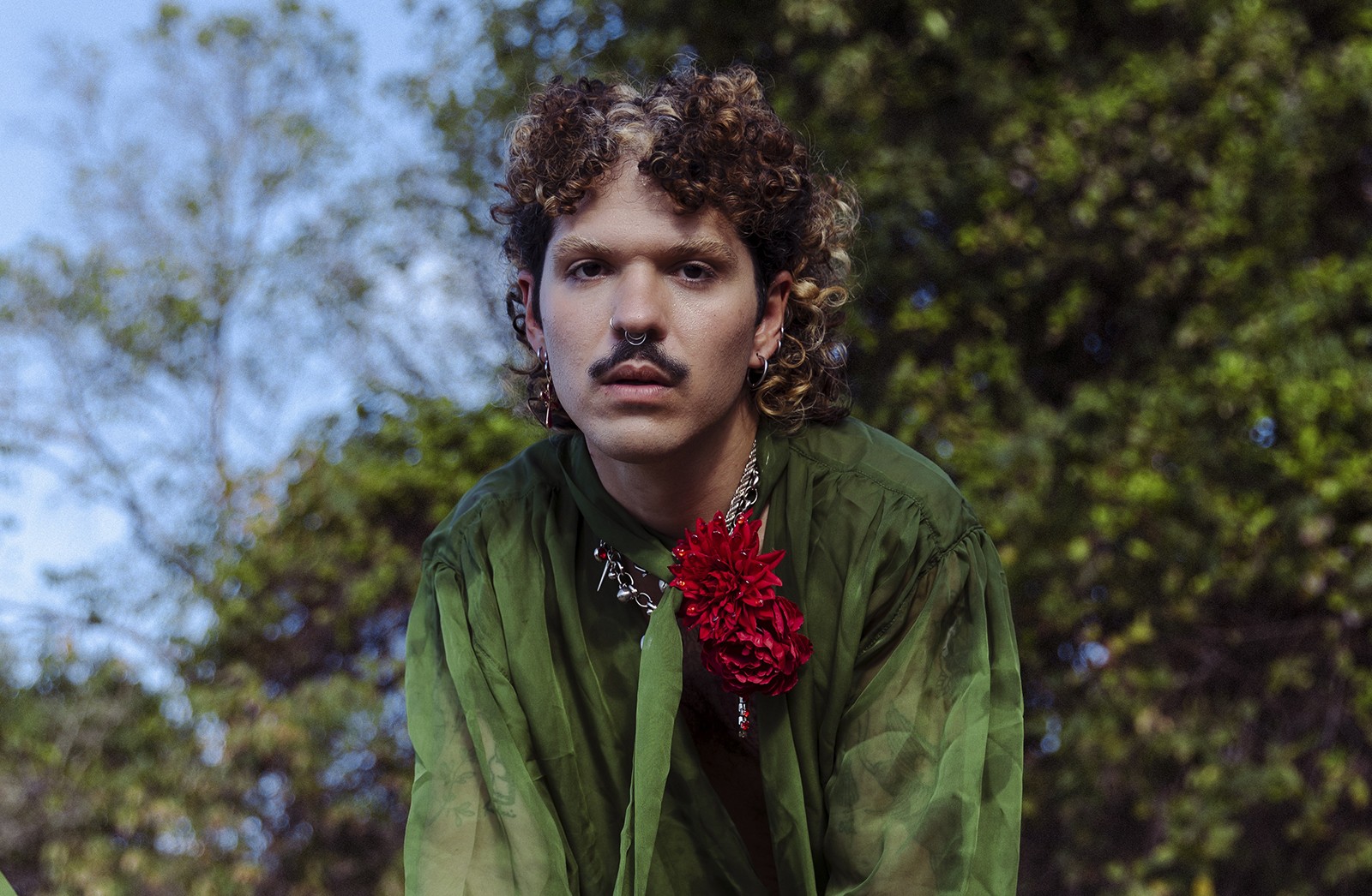 Jáder alarga eixo estético e transita por funk e pagode, Jáder alarga eixo estético e transita por funk e pagode, entre ritmos do Nordeste, no álbum 'Deixa o mundo acabar'