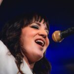 Linda Ramalho canta Pitty e Dudu Falcão em álbum ao vivo sem se afastar das 'eternas ondas' do pai, Zé Ramalho