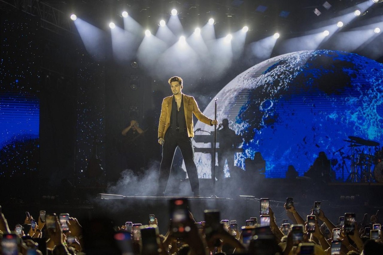 Luan ‘aterrissa’ no palco em show no interior de SP Luan 'aterrissa' no palco em show no interior de SP e faz fãs viajarem no tempo com hits de 18 anos