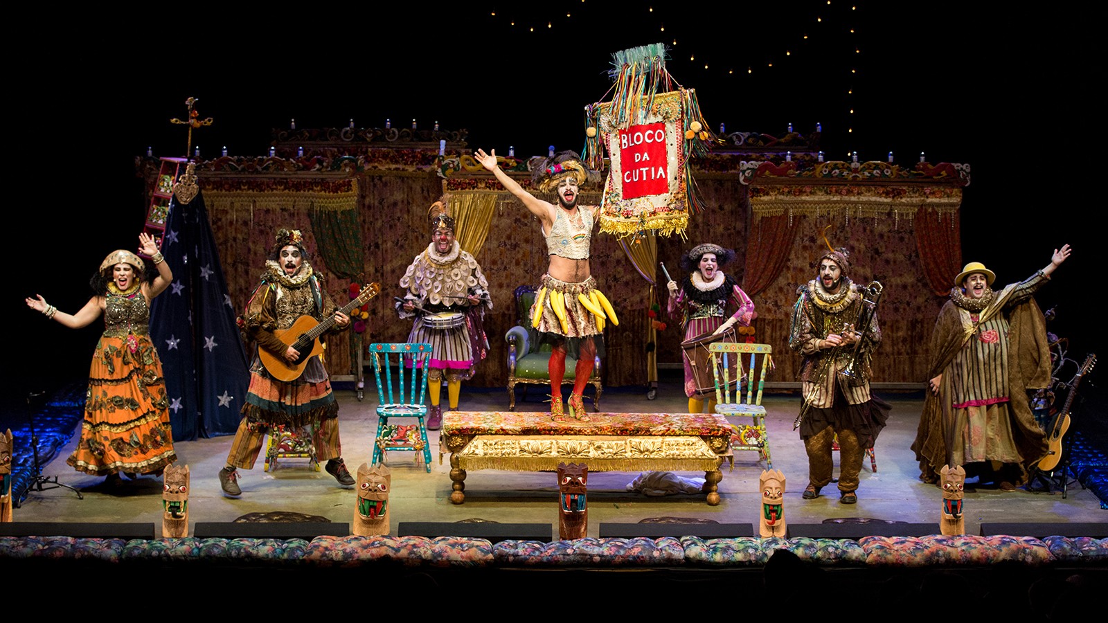 Músicas de Caetano Veloso, Sérgio Sampaio e Roberto Carlos embalam o auto tropicalista do Grupo Maria Cutia