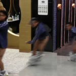 Participante do Big Brother da Argentina atende 'big fone' de calças abaixadas saindo do banheiro