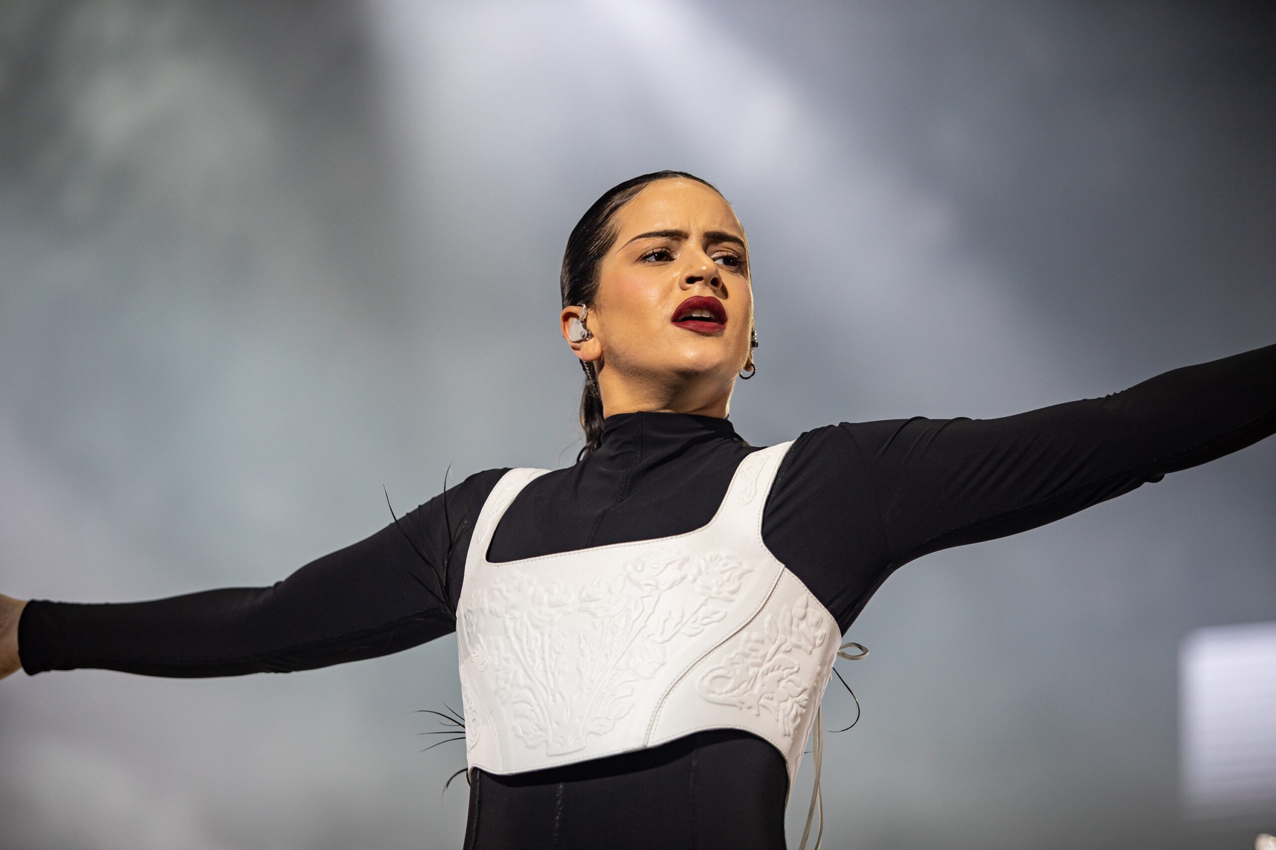 Rosalía interrompe show na Itália após passar mal no palco: Rosalía interrompe show na Itália após passar mal no palco: 'Tentei insistir até o final'