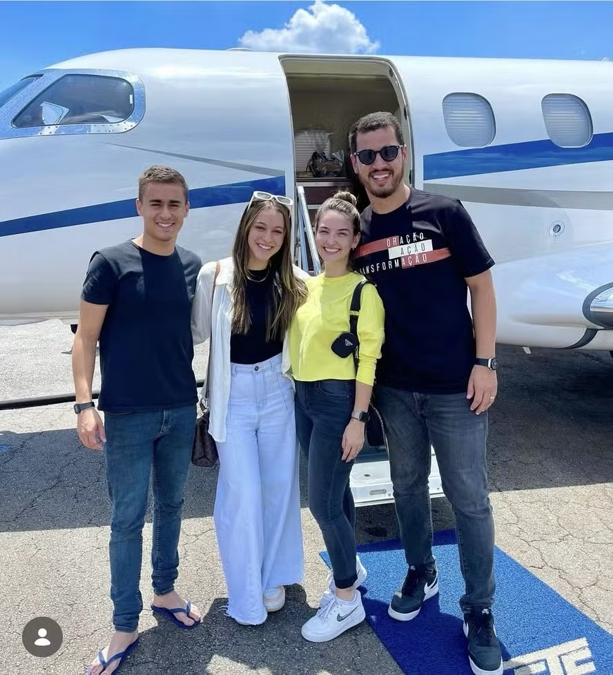 Sâmia Bomfim aciona STF contra Nikolas Ferreira por uso de jato ligado a Vorcaro