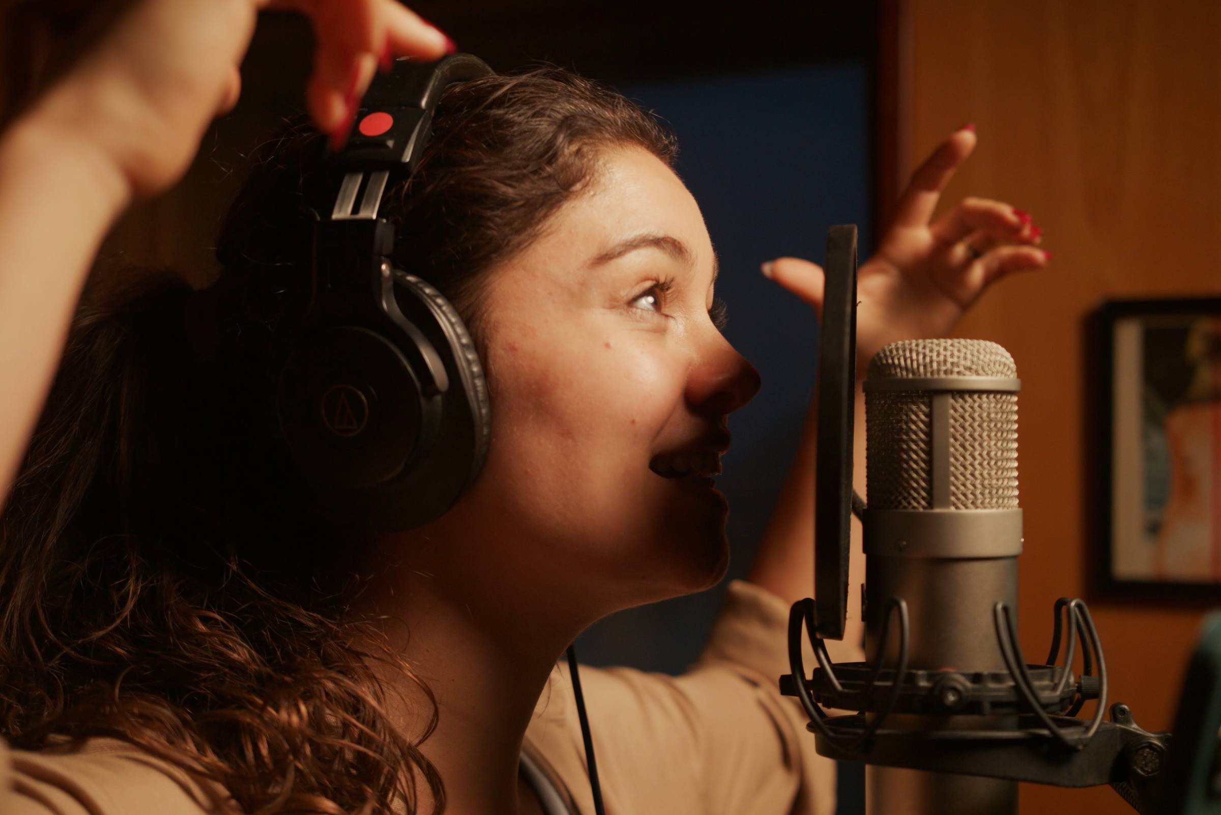 Sophie Charlotte solta a voz suave em gravações de músicas Sophie Charlotte solta a voz suave em gravações de músicas de João Donato, Celso Fonseca e José Miguel Wisnik