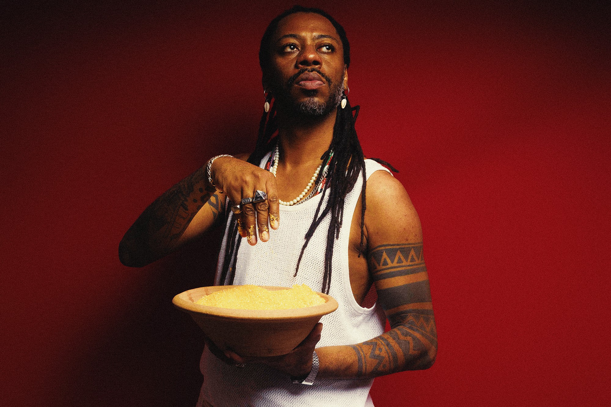 Thiago Elniño faz a festa em 'Canjerê', álbum em que o rapper reúne Bixarte, Daúde, Lazzo Matumbi e Tássia Reis