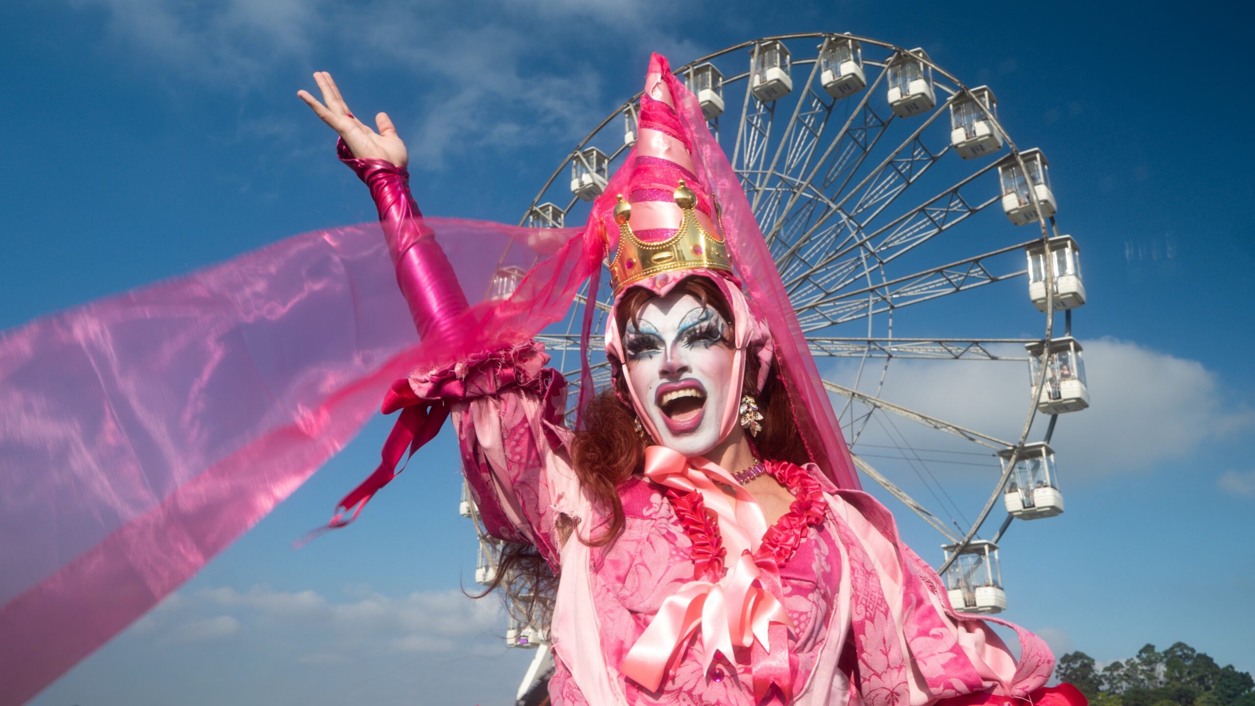 Três horas para make, R$ 700 em roupas... Fãs de Chappell Roan investem em produção para show