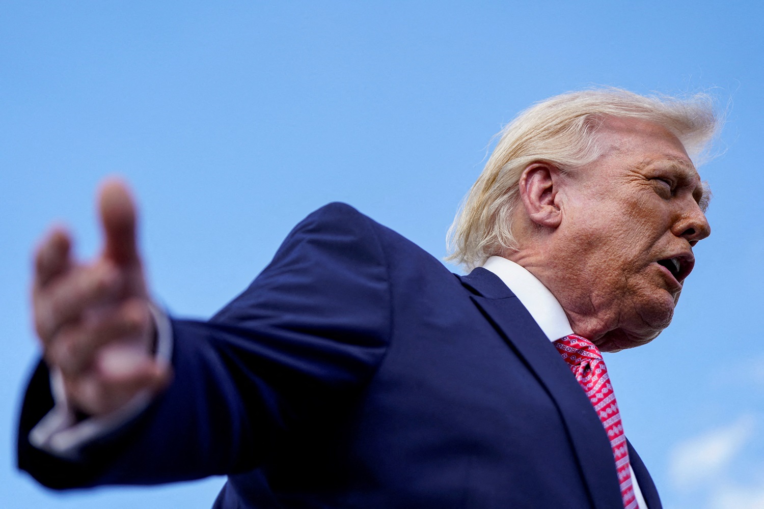 Trump avalia operação militar para retirar urânio do Irã, diz WSJ