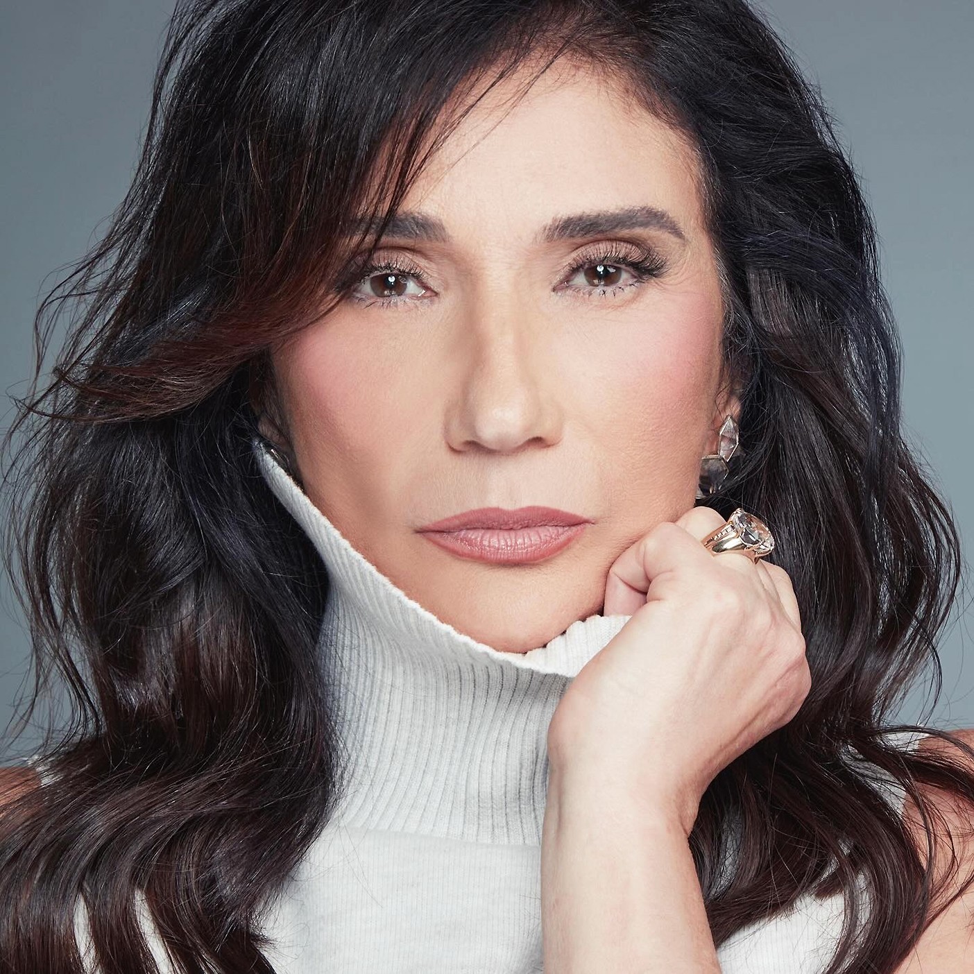 Zizi Possi chega aos 70 anos com a voz límpida Zizi Possi chega aos 70 anos com a voz límpida e o canto depurado após ter superado graves problemas de saúde