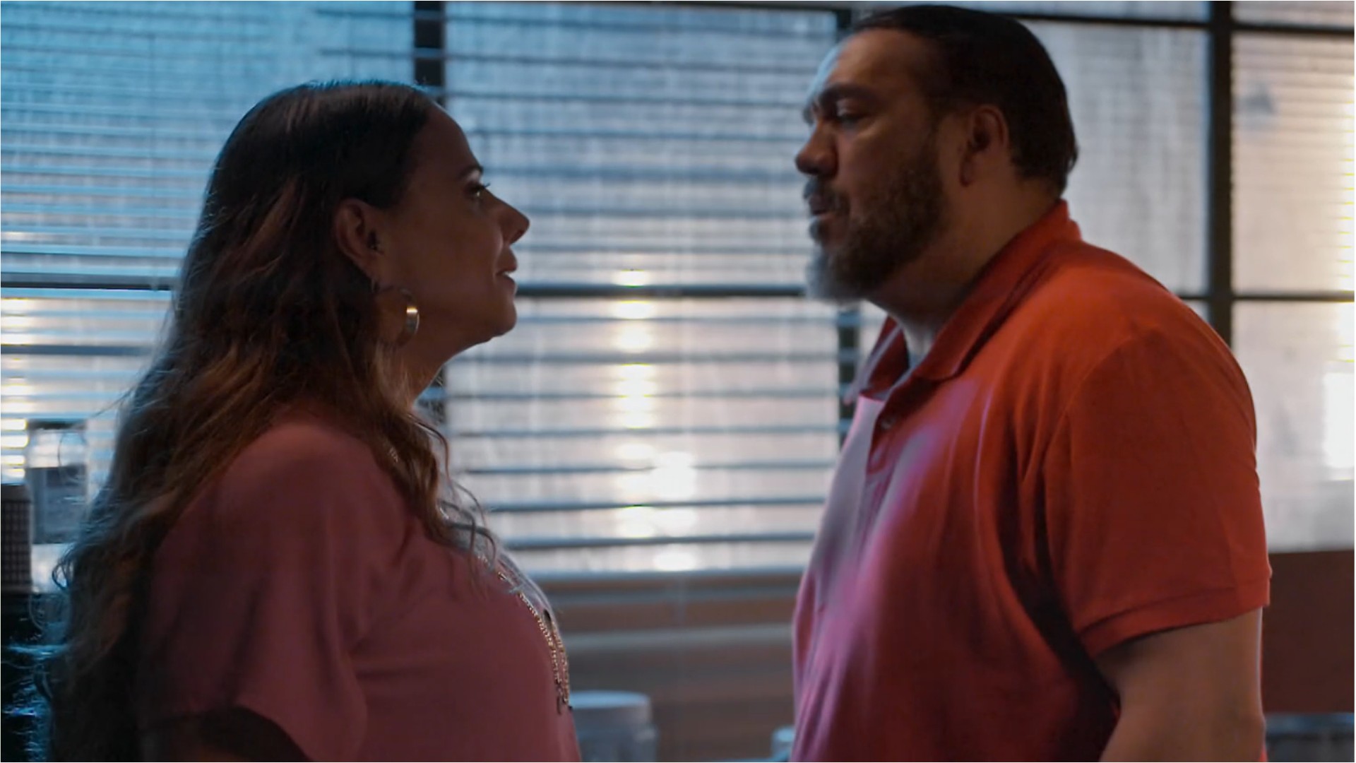 'Reinventar' foi feita para quem? A origem do hit que embalou beijo de Belo e Viviane Araújo na novela