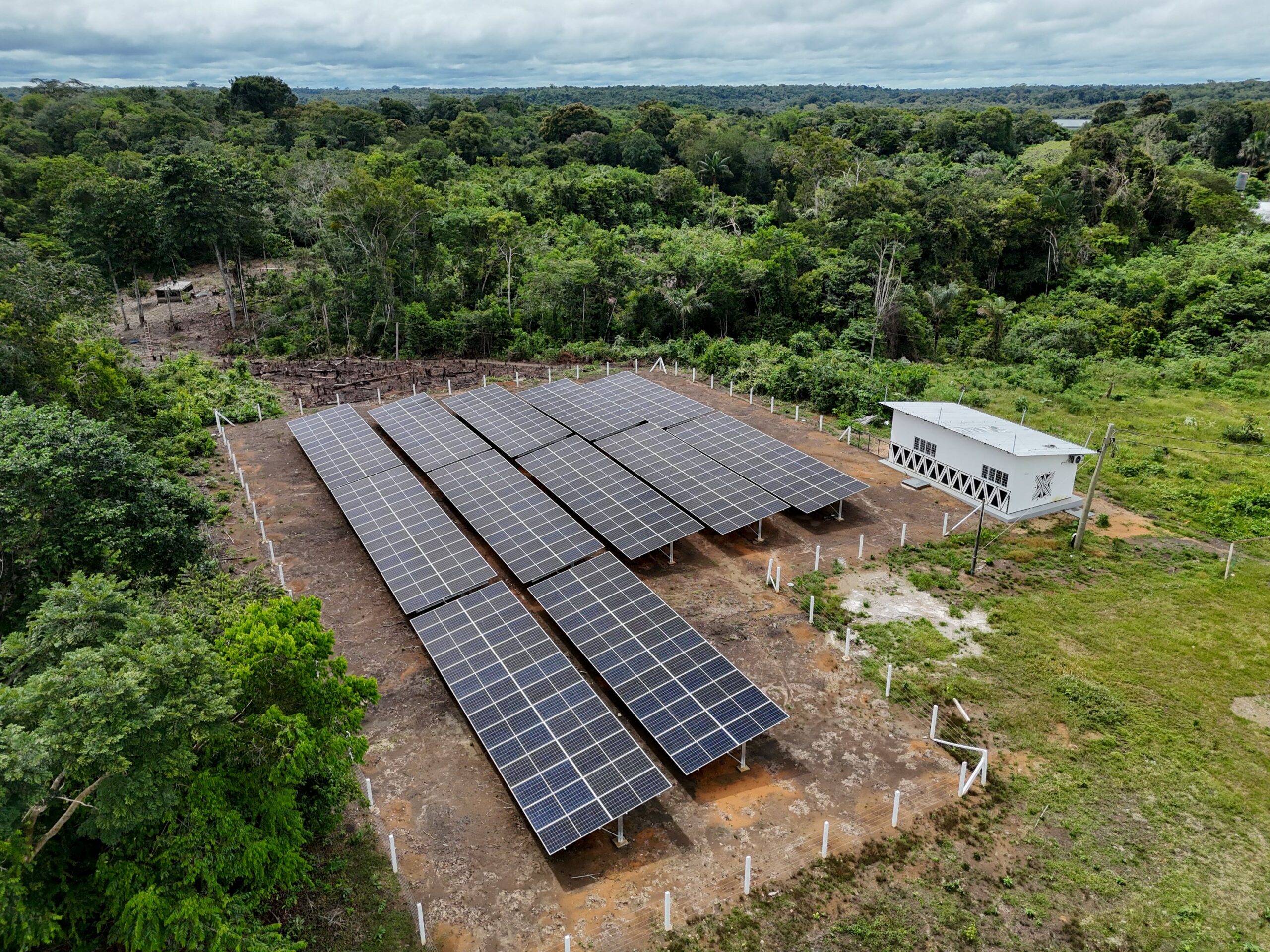 Como painéis solares e baterias estão mudando a rotina na Amazônia