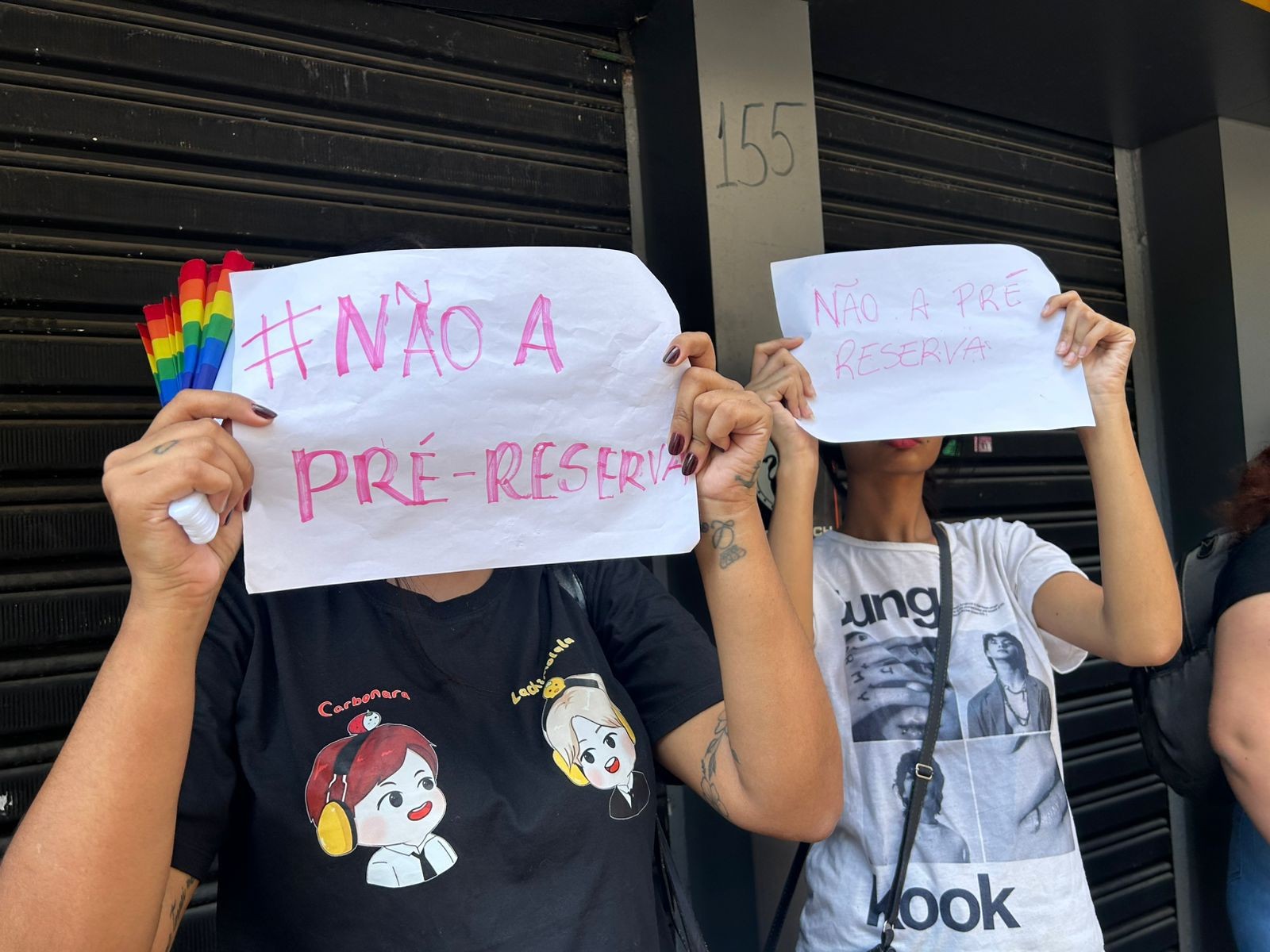 Fãs do BTS protestam em shopping de SP contra pré-reserva Fãs do BTS protestam em shopping de SP contra pré-reserva obrigatória para compra presencial de ingressos