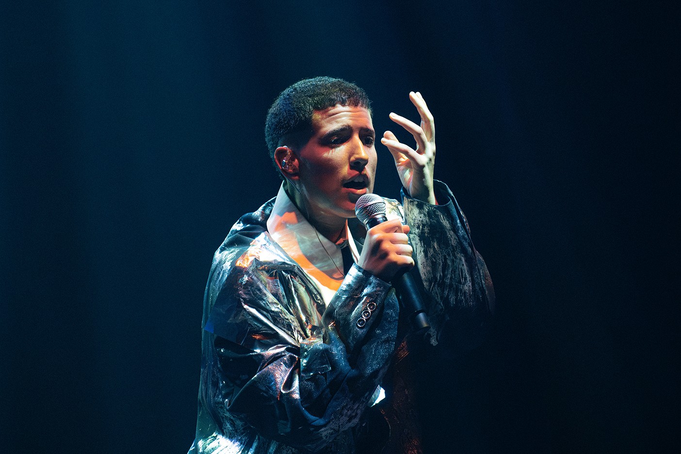 Fitti honra a estranheza autoral de Ney Matogrosso ao interpretar Fitti honra a estranheza autoral de Ney Matogrosso ao interpretar o repertório do cantor em show belo e performático