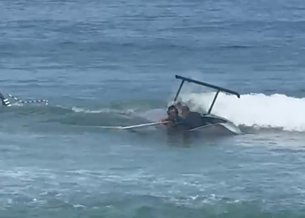 Helicóptero cai no mar da Barra da Tijuca, no Rio de Janeiro