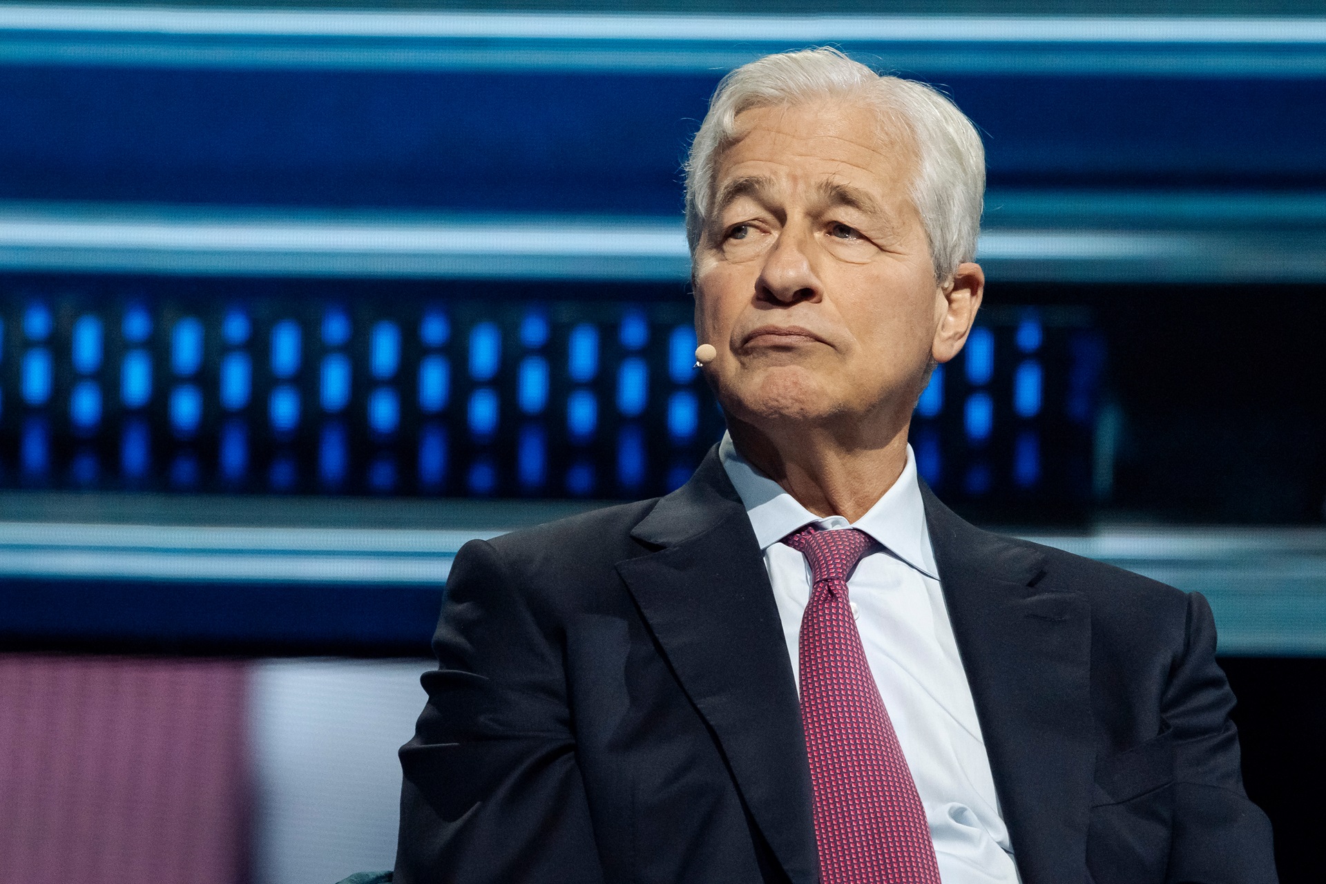 Jamie Dimon defende guerra dos EUA no Irã e diz que Ocidente demorou para reagir