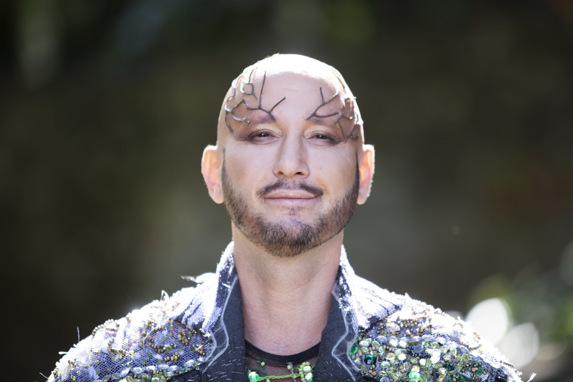 João Fênix fricciona os timbres da voz andrógina em álbum João Fênix fricciona os timbres da voz andrógina em álbum gravado ao vivo em show com o violonista Jaime Alem