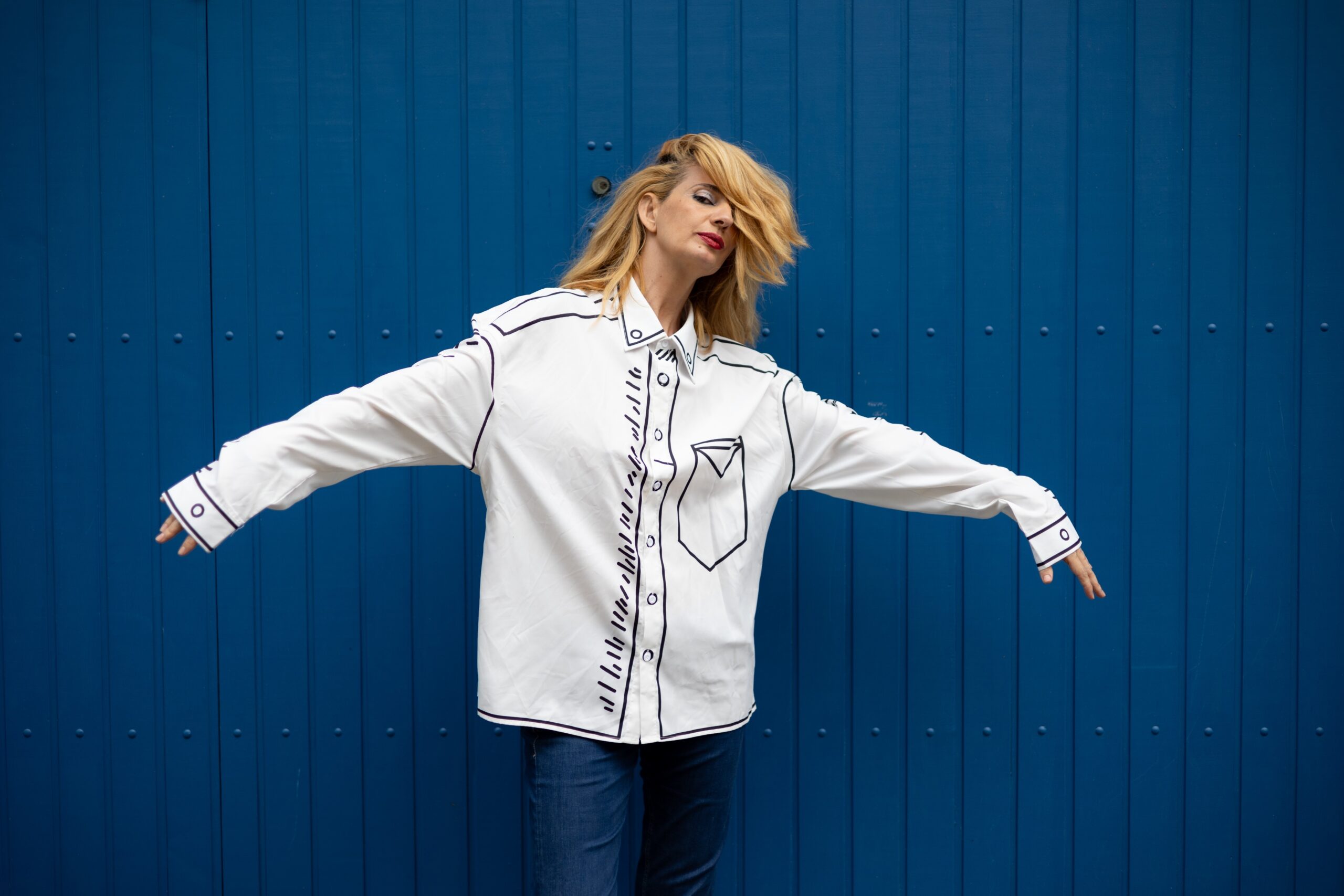 Letrux se fragmenta entre as canções do quarto álbum, 'Sad Sexy Silly Songs'