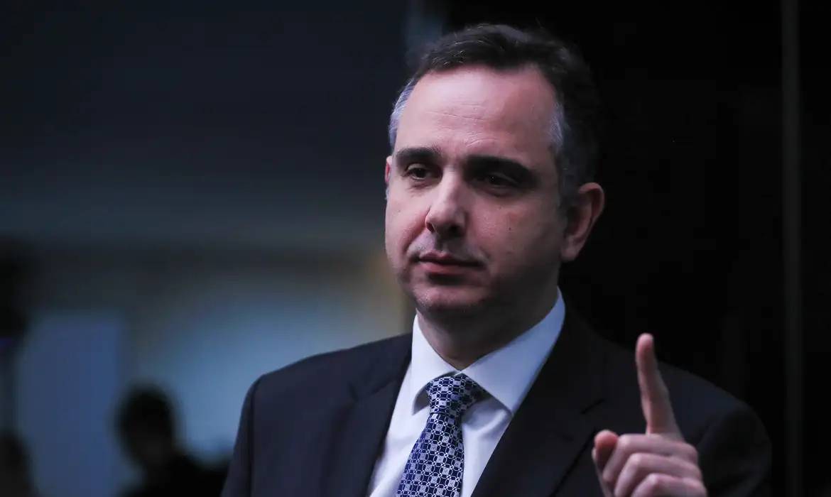 Pacheco se filia ao PSB, critica totalitarismo, mas nega decisão sobre candidatura