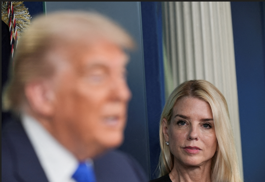 Trump demite procuradora-geral Pam Bondi