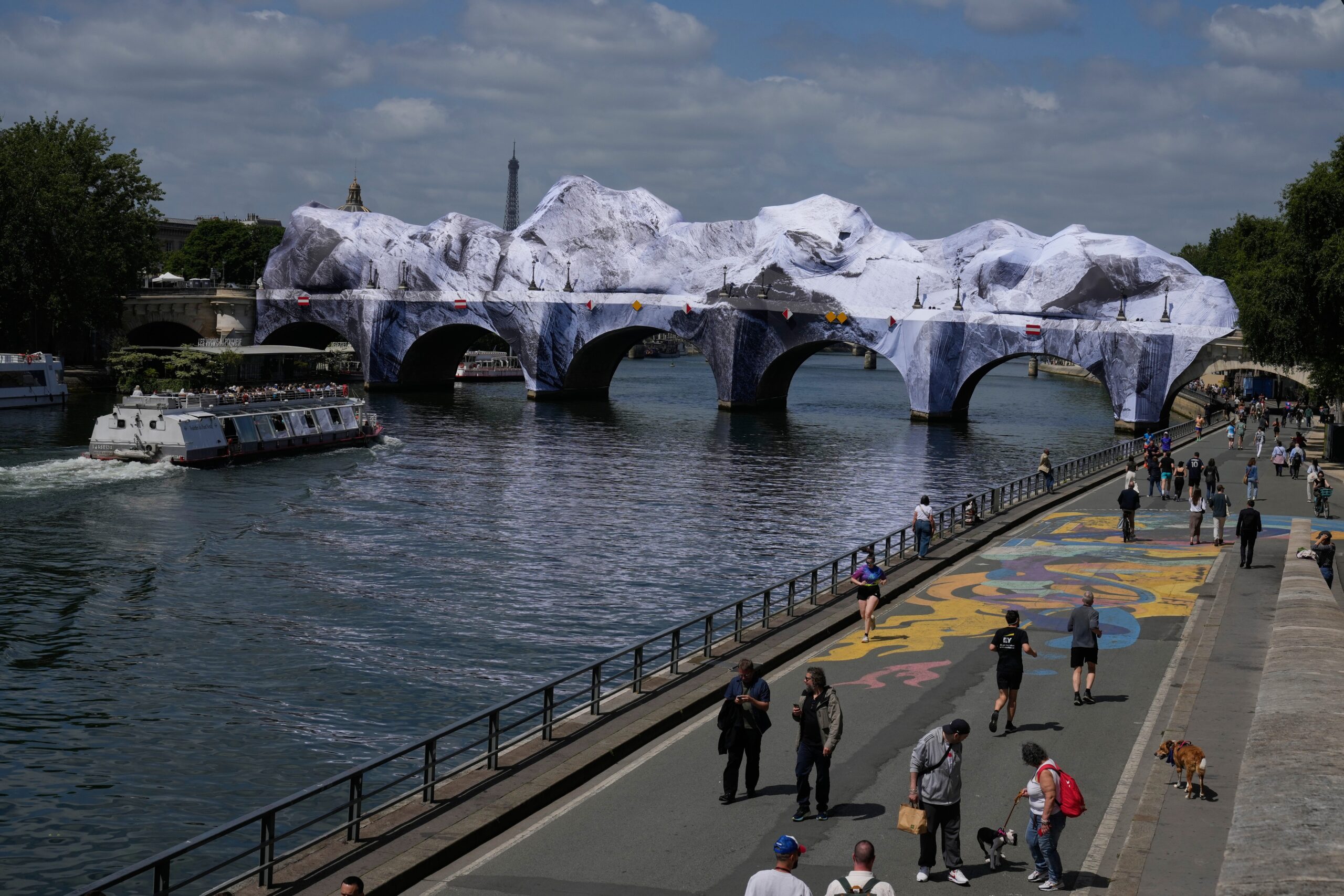 Artista conhecido como 'Banksy francês' cria 'caverna' sobre ponte mais antiga de Paris