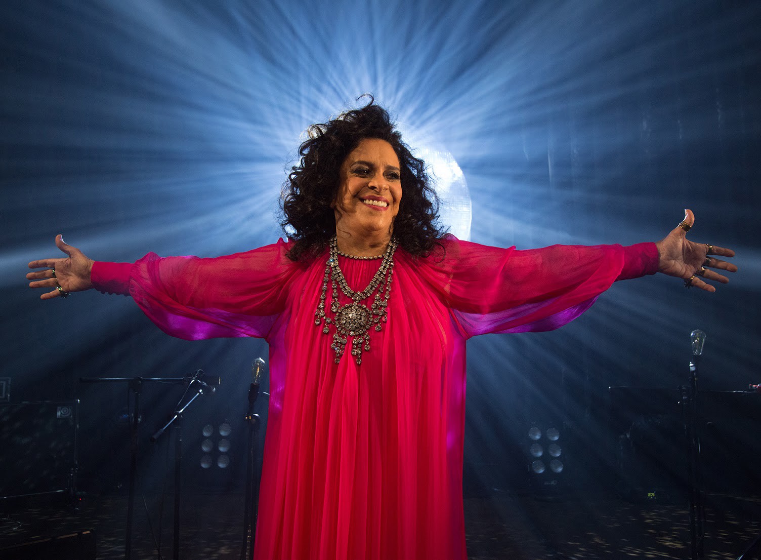 Canto de Gal Costa irradia luz que parece vir do céu em álbum póstumo  que eterniza show de voz e violão