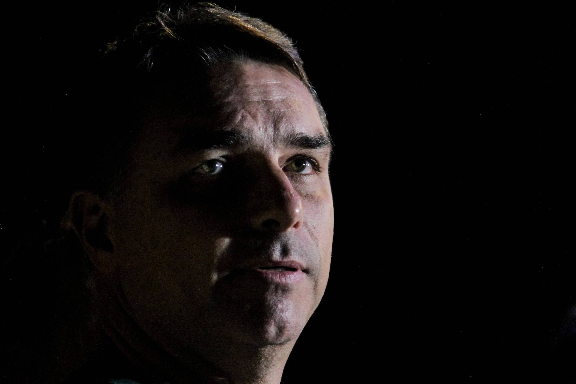 Como o Jair de 'Dark Horse', Flávio Bolsonaro está à espera de um milagre