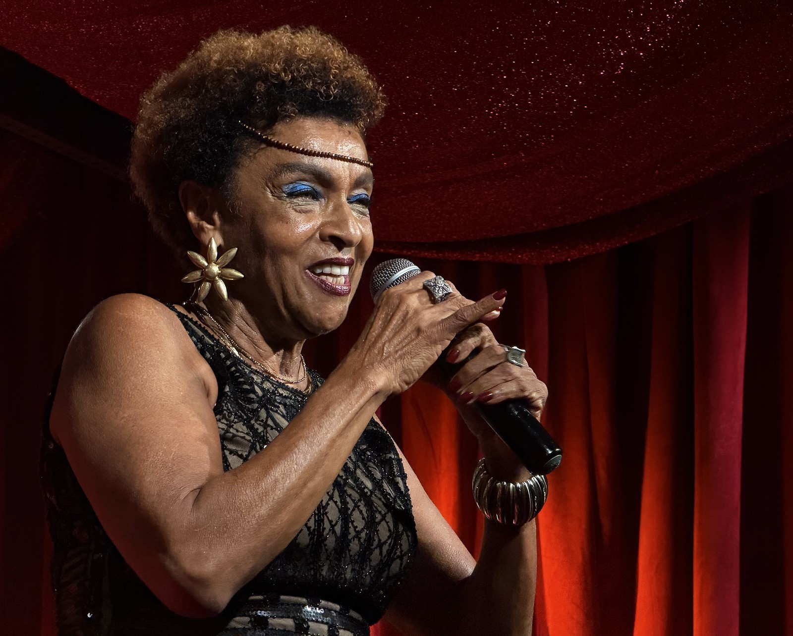 Elisa Lucinda te pega pela palavra em show com poemas da artista e letras  de Billy Blanco, Chico César e Gilberto Gil