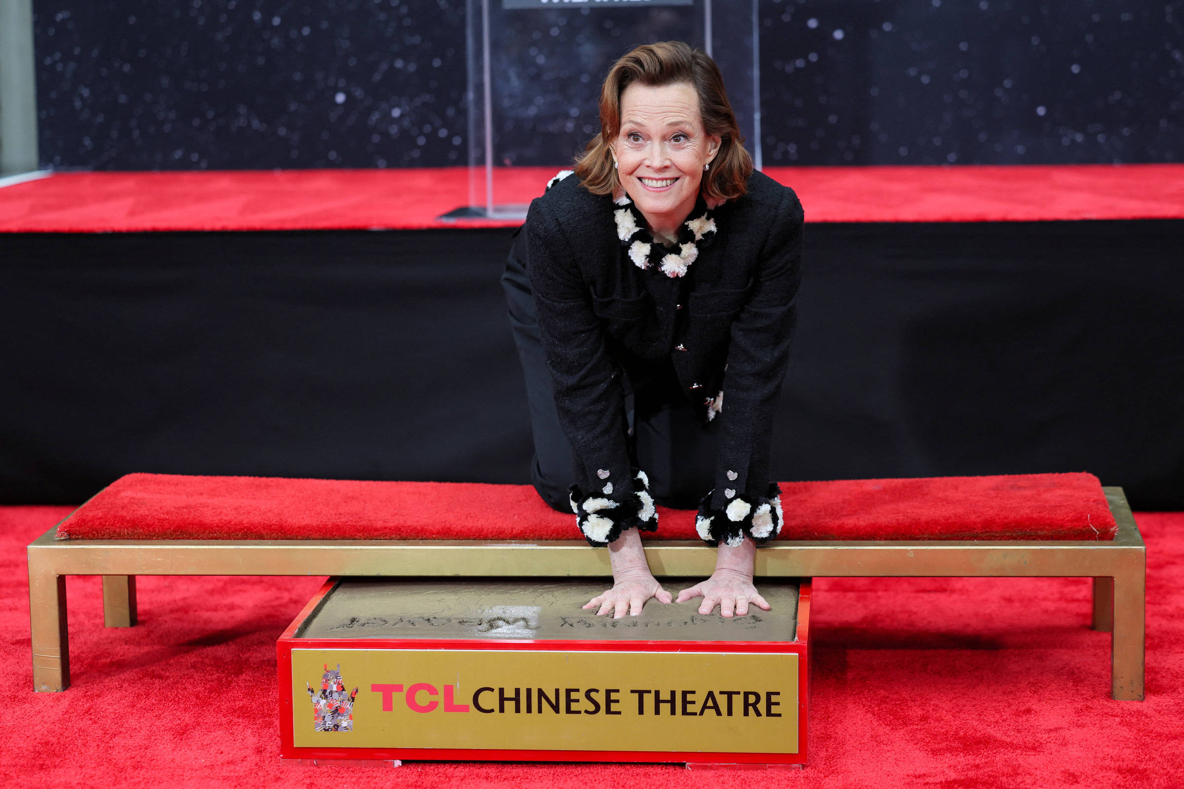 Estou orgulhosa de representar mulheres mais velhas no cinema, diz Sigourney Weaver, aos 76